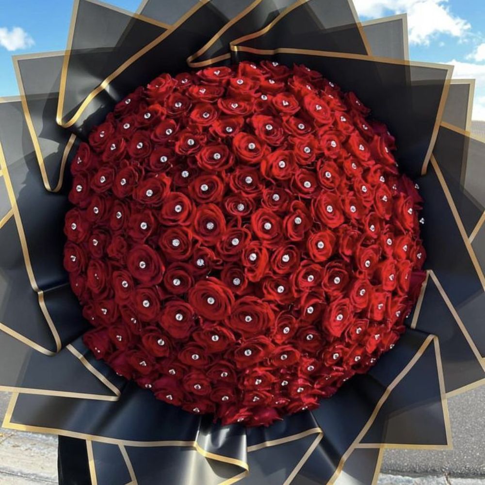 100 Red Roses Bouquet with Pearls: A Timeless Romantic Gift